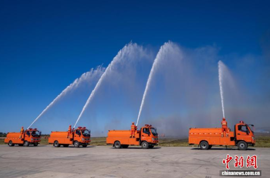 工作人員在吉林敦化開展森林草原防滅火演練。吉林省林業(yè)和草原局防火安全處供圖 工作人員在吉林敦化開展森林草原防滅火演練。吉林省林業(yè)和草原局防火安全處供圖